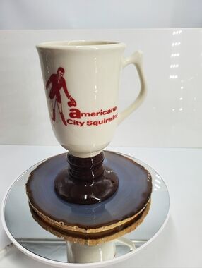 Vtg Americana City Squire Inn, Hotel that once stood in Manhattan, Pedestal mug